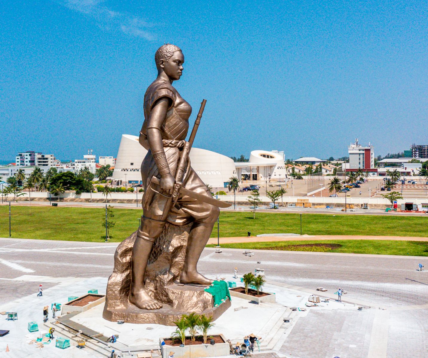 La Statue des Amazones à Cotonou : Un symbole de force et de courage à ne pas manquer